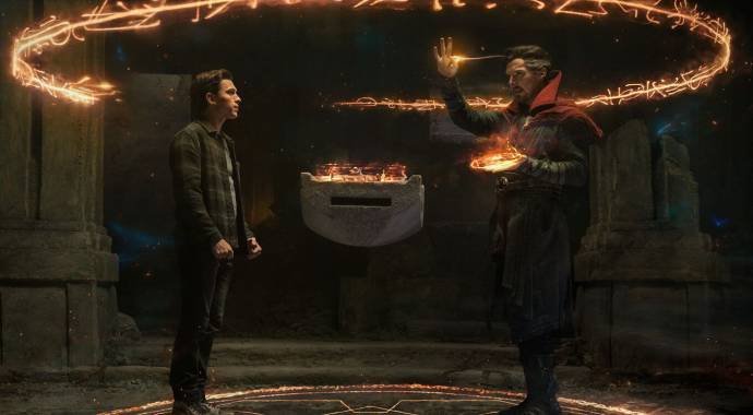 Tom Holland (Peter Parker / Spider-Man) en Benedict Cumberbatch (Doctor Strange) in Spider-Man: No Way Home 3D