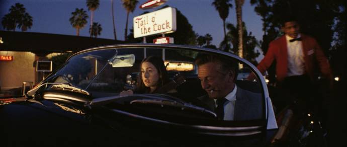 Alana Haim (Alana Kane) en Sean Penn in Licorice Pizza