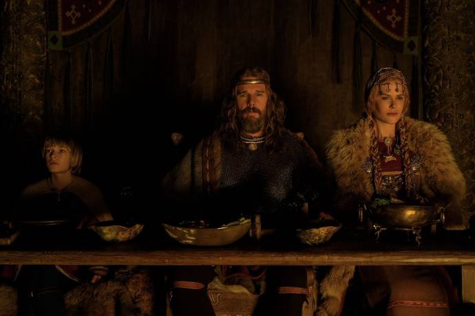 Oscar Novak (Young Amleth), Ethan Hawke (King Aurvandil War-Raven) en Nicole Kidman (Queen Gudrún)