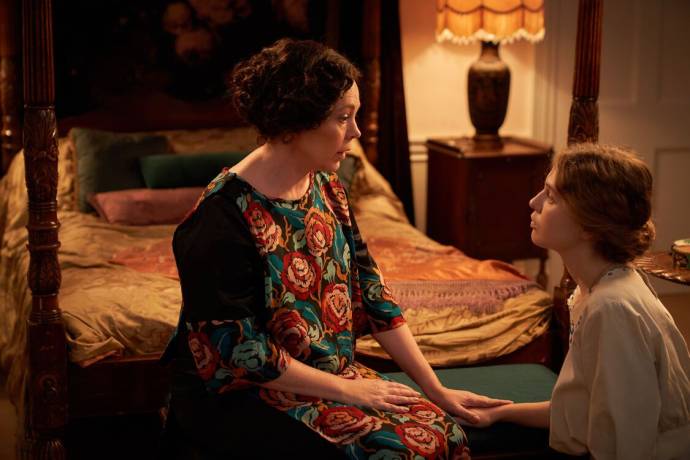 Olivia Colman (Mrs Clarrie Niven) en Odessa Young (Jane Fairchild) in Mothering Sunday