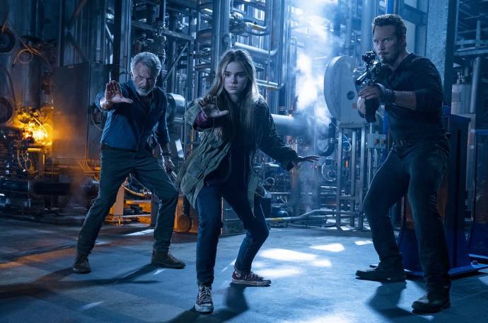 Sam Neill (Alan Grant), Isabella Sermon (Maisie Lockwood) en Chris Pratt (Owen Grady) in Jurassic World: Dominion