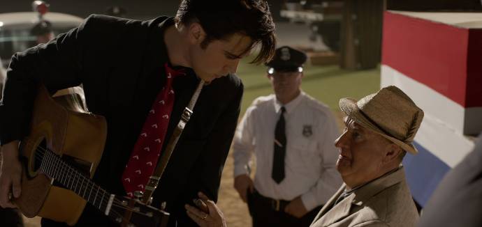 Austin Robert Butler (Elvis) en Tom Hanks (Colonel Tom Parker) in Elvis