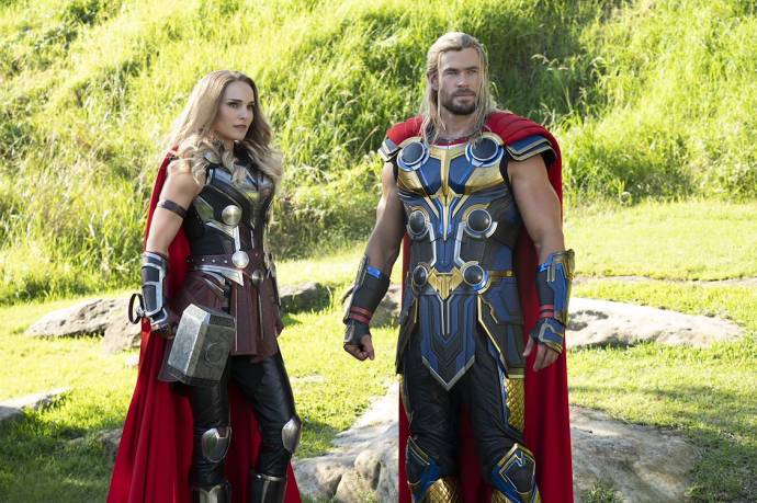 Natalie Portman (Jane Foster / The Mighty Thor) en Chris Hemsworth (Thor) in Thor: Love and Thunder 3D