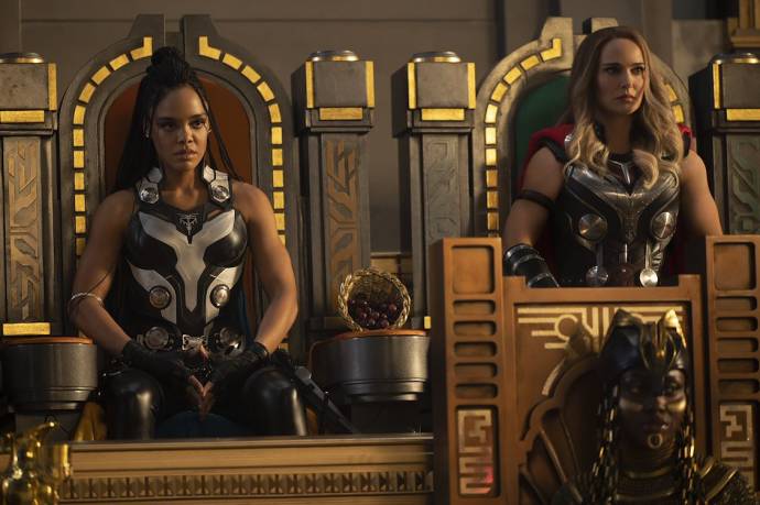 Tessa Thompson (King Valkyrie) en Natalie Portman (Jane Foster / The Mighty Thor) in Thor: Love and Thunder 3D