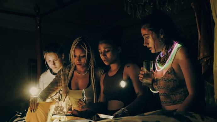 Maria Bakalova (Bee), Amandla Stenberg (Sophie), Myha'la Herrold (Jordan) en Rachel Sennott (Alice) in Bodies Bodies Bodies