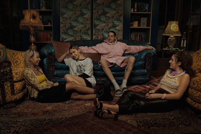 Amandla Stenberg (Sophie), Maria Bakalova (Bee), Pete Davidson (David) en Rachel Sennott (Alice) in Bodies Bodies Bodies