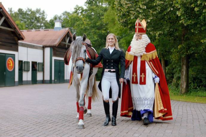 Britt Dekker (Self) en Wilbert Gieske (Sinterklaas)