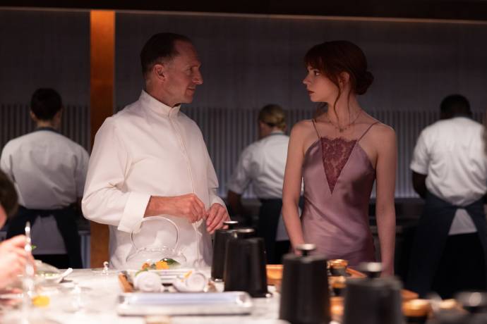 Ralph Fiennes (Chef Slowik) en Anya Taylor-Joy (Margot)
