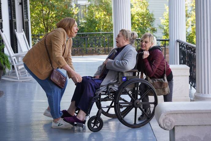 Toni Collette (Macey), Kathleen Turner (Aunt Hilda) en Anna Faris (Savanna)