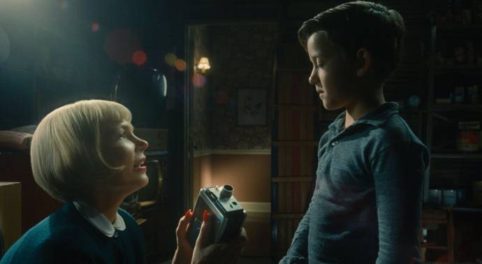 Michelle Williams (Mitzi Fabelman) en Mateo Zoryon Francis-DeFord (Young Sammy) in The Fabelmans