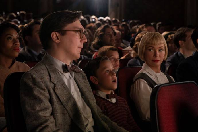 Paul Dano (Burt Fabelman), Mateo Zoryon Francis-DeFord (Young Sammy) en Michelle Williams (Mitzi Fabelman) in The Fabelmans