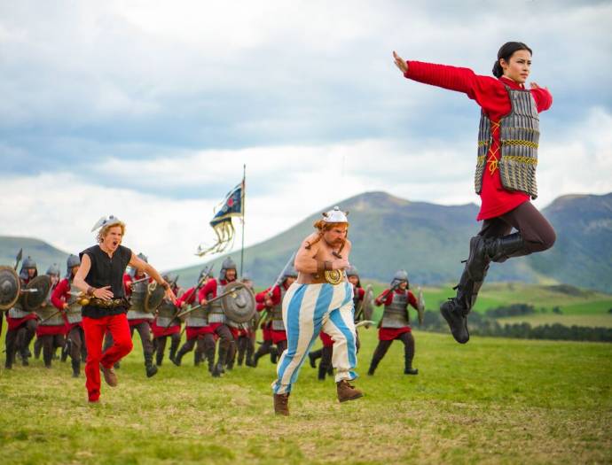 Guillaume Canet (Astérix), Gilles Lellouche (Obélix) en Julie Chen (Princesse Fu Yi) in Astérix & Obélix: L'Empire du Milieu