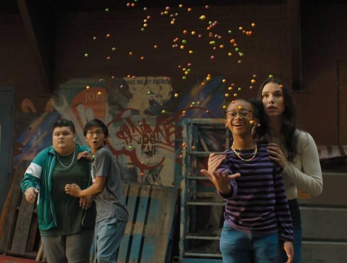 Jovan Armand (Pedro Pena), Ian Chen (Eugene Choi), Faithe Herman (Darla Dudley) en Grace Fulton (Mary Bromfield / Superhero Mary)