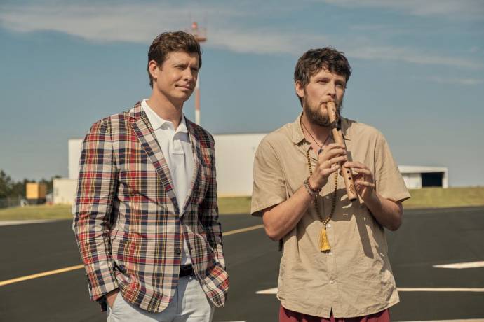 Brett Dier (Doug Collins) en Anders Holm (Lucky Collins)