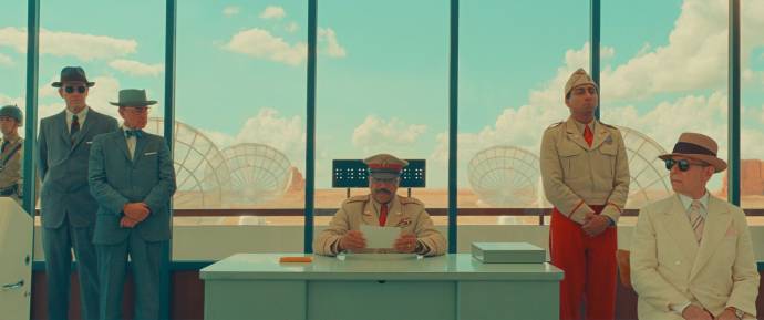 Fisher Stevens, Jeffrey Wright en Tony Revolori in Asteroid City