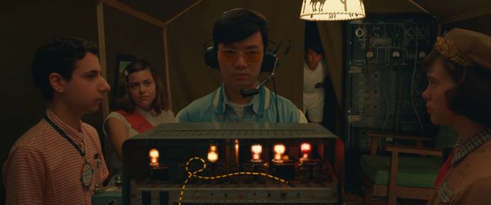 Jake Ryan, Sophia Lillis, Ethan Josh Lee, Aristou Meehan en Grace Edwards in Asteroid City
