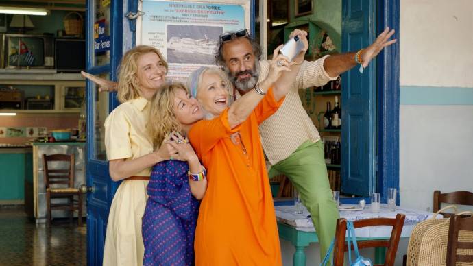 Olivia Cote (Blandine Bouvier), Laure Calamy (Magalie Graulières), Kristin Scott Thomas (Bijou) en Panos Koronis (Dimitris)