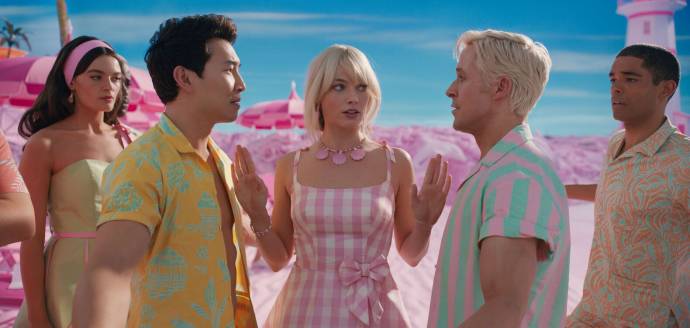 Emma Mackey, Simu Liu, Margot Robbie (Barbie), Ryan Gosling (Ken) en Kingsley Ben-Adir in Barbie