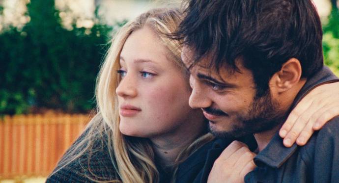 Nadia Tereszkiewicz (Stella) en Sofiane Bennacer (tienne)