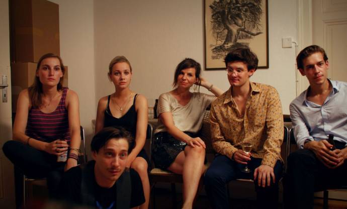 Isabelle von Stauffenberg (Valerie), Nils Rovira-Munoz (Jesús), Pauline Werner (Lisa), Susanne Dorothea Schneider (Katharina), Valentin Richter (Aaron) en Julius Forster (Jan) in Letzter Abend