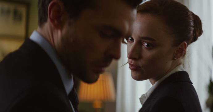 Alden Ehrenreich (Luke) en Phoebe Dynevor (Emily)