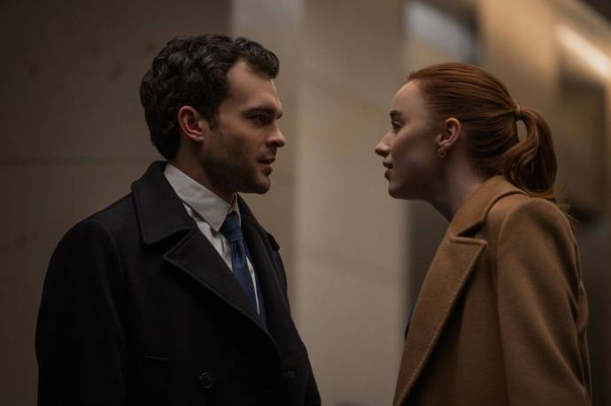 Alden Ehrenreich (Luke) en Phoebe Dynevor (Emily)