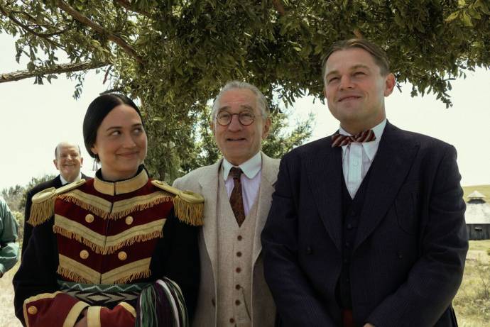 Lily Gladstone (Mollie Burkhart), Robert De Niro (William Hale) en Leonardo DiCaprio (Ernest Burkhart)