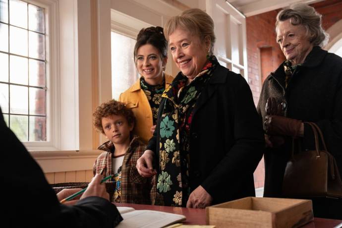 Agnes O'Casey (Dolly), Kathy Bates (Eileen Dunne) en Maggie Smith (Lily Fox)