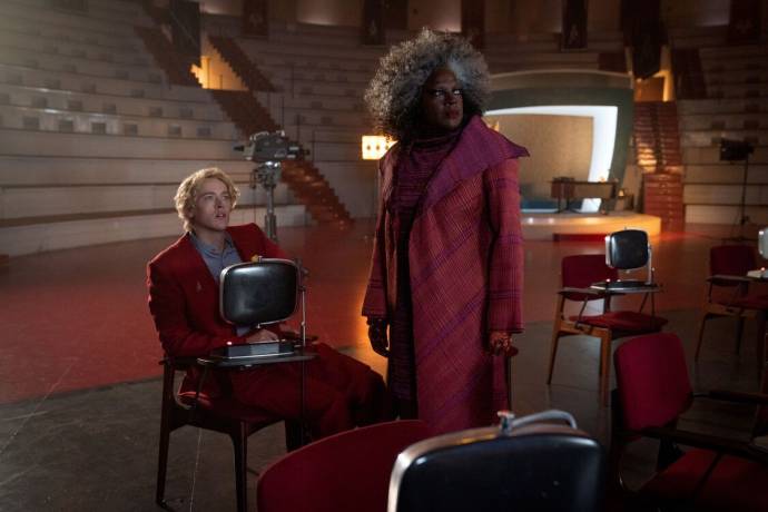 Tom Blyth (Coriolanus Snow) en Viola Davis (Dr. Volumnia Gaul) in The Hunger Games: The Ballad of Songbirds & Snakes