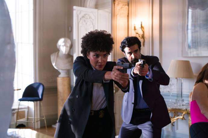 Emmy Raver-Lampman (Agent Verona Parker) en Bobby Naderi (Agent Matt Wiley)