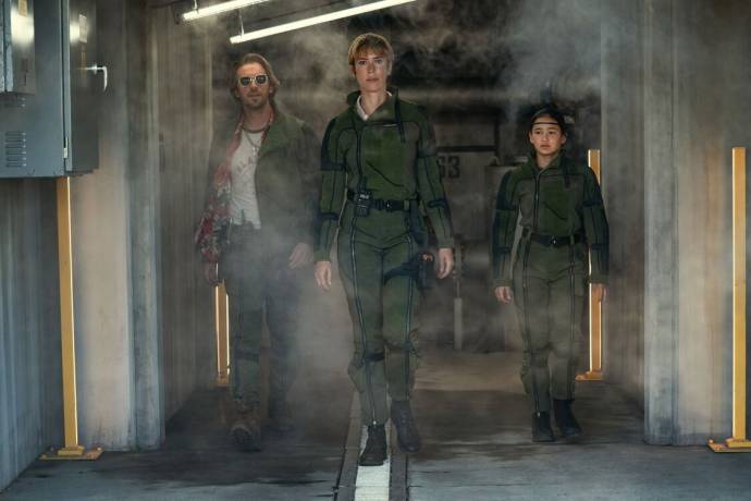 Dan Stevens (Trapper), Rebecca Hall (Ilene Andrews) en Kaylee Hottle (Jia)