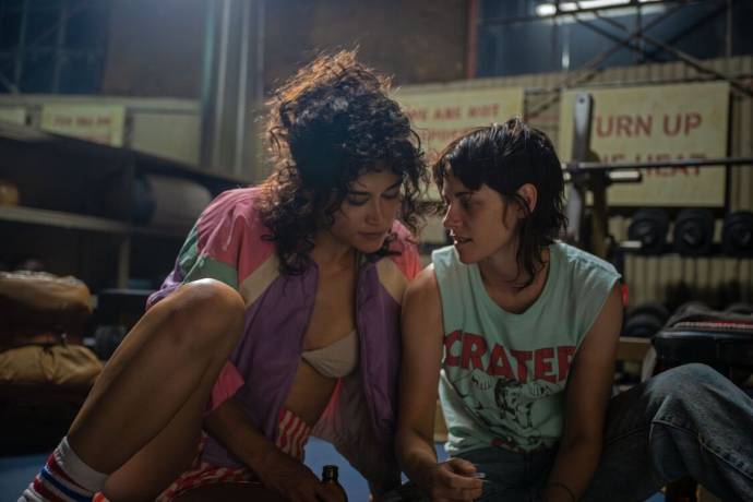 Katy O'Brian en Kristen Stewart