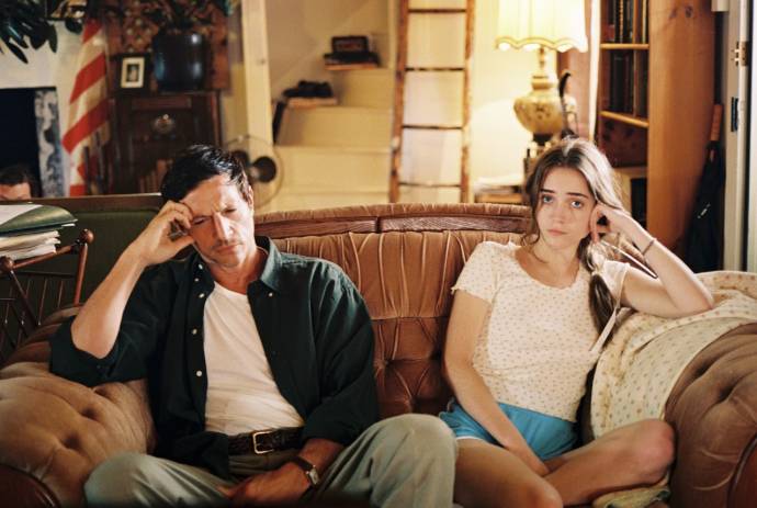 Simon Rex (Lawrence) en Talia Ryder (Lillian)