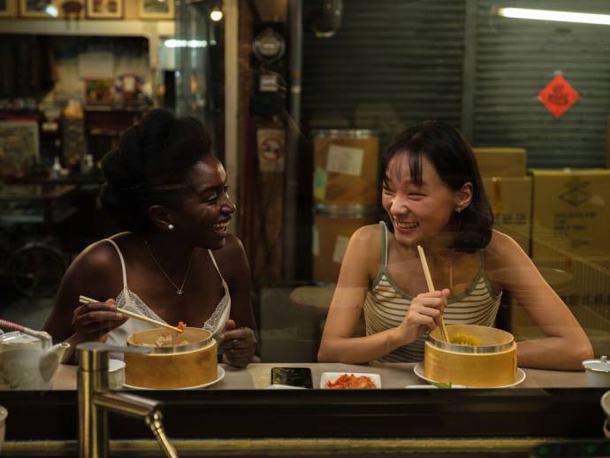 Nina Melo (Aya) en Ke-Xi Wu (Ying)