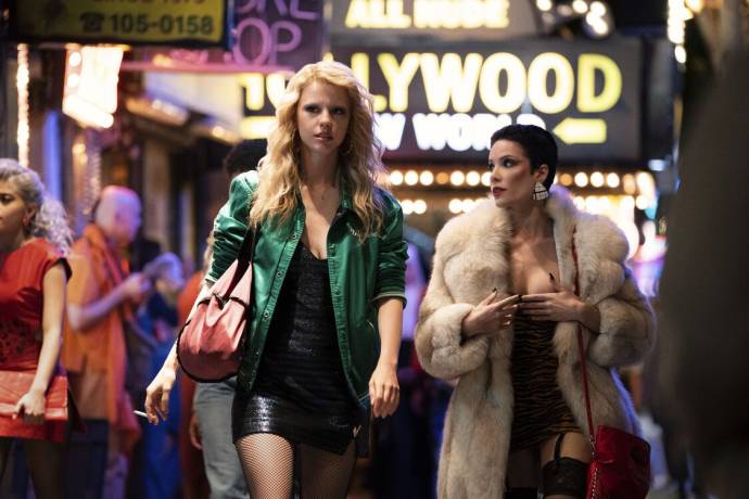 Mia Goth (Maxine Minx) en Halsey (Tabby Martin)