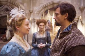 Cate Blanchett (Queen Elizabeth I), Abbie Cornish (Elizabeth Throckmorton) en Clive Owen (Sir Walter Raleigh) in Elizabeth: The Golden Age