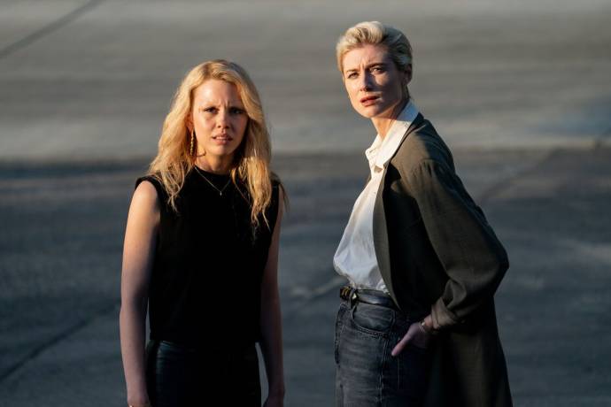 Mia Goth (Maxine Minx) en Elizabeth Debicki (Elizabeth Bender)
