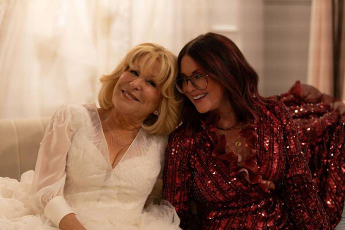 Bette Midler en Megan Mullally in The Fabulous Four