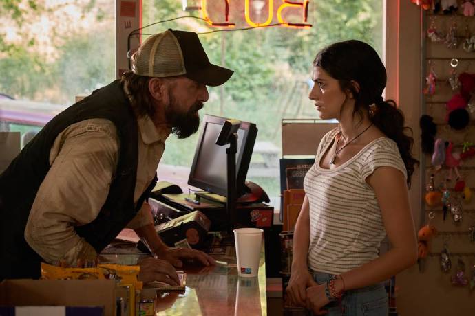 Peter Stormare (Dr. Hill) en Ella Rubin (Clover)