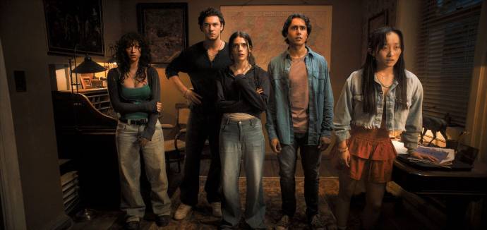 Odessa A'zion (Nina), Belmont Cameli (Abe), Ella Rubin (Clover), Michael Cimino (Max) en Ji-young Yoo (Megan)