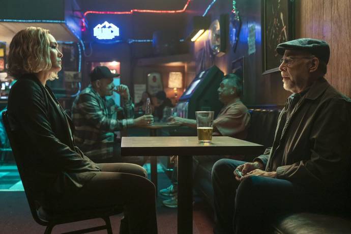 Daniella Pineda en J.K. Simmons (Ray King)