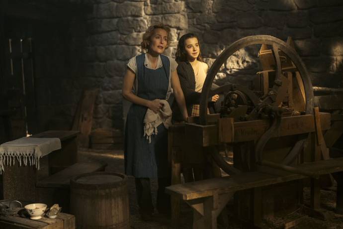Gillian Anderson (Vivienne) en Ariella Glaser (Sara)