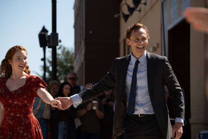 Annalise Basso (Janice Halliday) en Tom Hiddleston (Charles 'Chuck' Krantz)