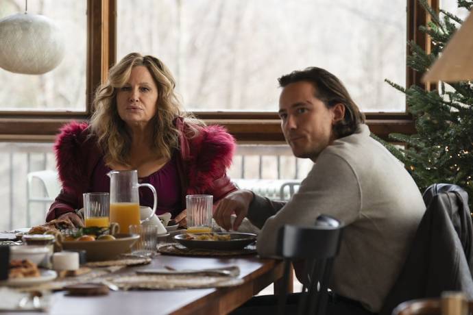 Jennifer Coolidge (Ruth) en Lewis Pullman (Rocco) in Riff Raff