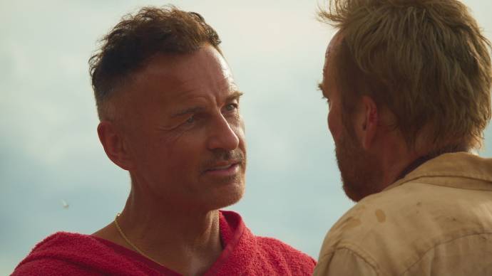 Julian McMahon (Scally) en Nicolas Cage (The Surfer) in The Surfer