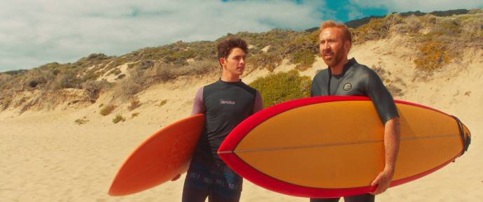 Finn Little (The Kid) en Nicolas Cage (The Surfer) in The Surfer