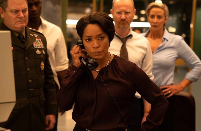 Nick Offerman (Sydney), Charles Parnell (NRO), Angela Bassett (Erika Sloane) en Janet McTeer