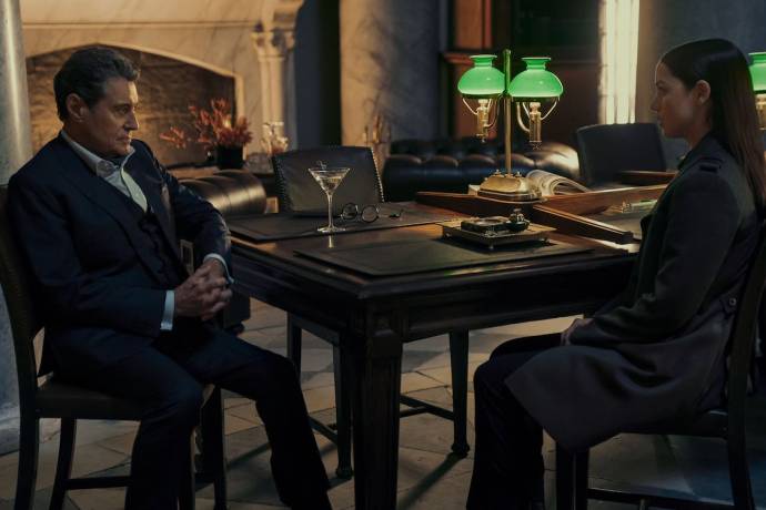 Ian McShane (Winston) en Ana de Armas (Eve)