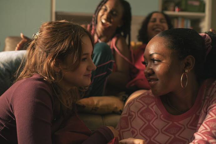 Sophie Lindner (Olivia) en Jashayra Oehlers (Aisha)