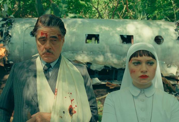 Benicio Del Toro (Zsa-zsa Korda) en Mia Threapleton (Sister Liesl)